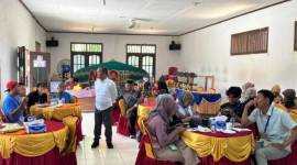 Narasumber (berdiri) saat memberikan materi dalam pelatihan pemandu wisata di Desa Wonosari, kawasan IKN. (Antara/ HO Humas OIKN)