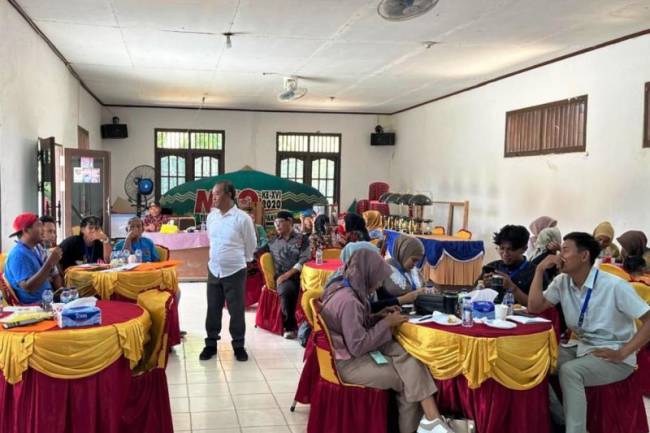 Narasumber (berdiri) saat memberikan materi dalam pelatihan pemandu wisata di Desa Wonosari, kawasan IKN. (Antara/ HO Humas OIKN)