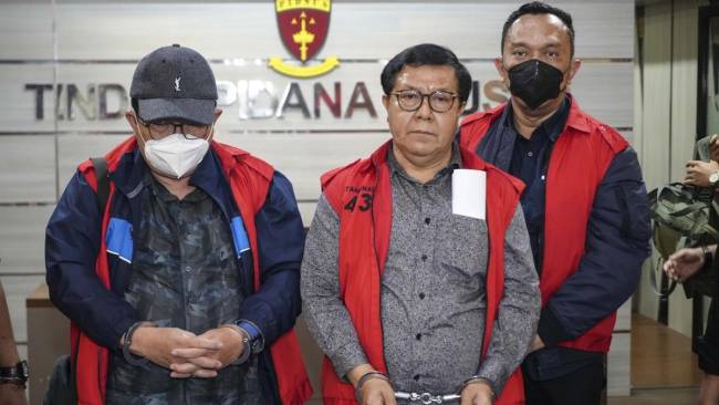 Tiga hakim PN Surabaya yang ditangkap Kejaksaan Agung RI: Erintuah Damanik, Mangapul, dan Heru Hanindyo. Tiga hakim PN Surabaya itu ditetapkan jadi tersangka suap terkait pemberian vonis bebas terhadap terdakwa pembunuhan Ronald Tannur. MA mengaku prihatin tiga hakim PN Surabaya jadi tersangka suap terdakwa pembunuhan Ronald Tannur, apalagi gaji hakim baru dinaikkan dua kali lipat. (Arsip Humas Kejaksaan Tinggi Jawa Timur)