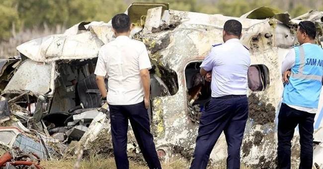 


Sejumlah petugas memeriksa bangkai pesawat SAM Air yang jatuh di kawasan sekitar Bandara Panua di Kabupaten Pohuwato, Gorontalo, pada Senin (21/10/2024). (SuarIndonesia/ANTARA/Adiwinata Solihin/aa.