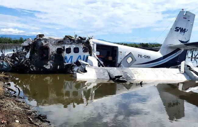 Kondisi pesawat SAM Air yang jatuh di tambak warga di sekitar Bandara Panua di Kabupaten Pohuwato, Gorontalo, Minggu (20/10/2024).. (SuarIndonesia/ANTARA FOTO/HO-Direktorat Jenderal Perhubungan Udara/aww