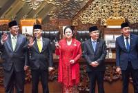 
Ketua DPR Puan Maharani (tengah) bersama Wakil Ketua DPR Adies Kadir (kedua kiri), Sufmi Dasco Ahmad (kedua kanan), Saan Mustopa (kanan) dan Cucun Ahmad Syamsurijal (kiri) mengangkat palu pimpinan usai terpilih saat Rapat Paripurna Pemilihan Pimpinan DPR masa bakti 2024-2029 di Gedung Nusantara II, Kompleks Parlemen, Senayan, Jakarta, Selasa (1/10/2024). (ANTARA FOTO/Indrianto Eko Suwarso)