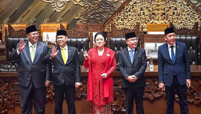 
Ketua DPR Puan Maharani (tengah) bersama Wakil Ketua DPR Adies Kadir (kedua kiri), Sufmi Dasco Ahmad (kedua kanan), Saan Mustopa (kanan) dan Cucun Ahmad Syamsurijal (kiri) mengangkat palu pimpinan usai terpilih saat Rapat Paripurna Pemilihan Pimpinan DPR masa bakti 2024-2029 di Gedung Nusantara II, Kompleks Parlemen, Senayan, Jakarta, Selasa (1/10/2024). (ANTARA FOTO/Indrianto Eko Suwarso)