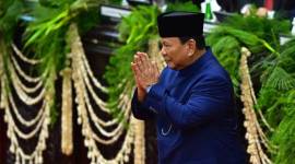 Presiden Prabowo Subianto memberi salam usai dilantik pada sidang paripurna MPR di Gedung Nusantara, Kompleks Parlemen, Senayan, Jakarta, Minggu (20/10/2024).(SuarIndonesia/ ANTARA FOTO/Rivan Awal Lingga/aww