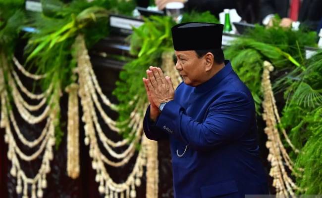 Presiden Prabowo Subianto memberi salam usai dilantik pada sidang paripurna MPR di Gedung Nusantara, Kompleks Parlemen, Senayan, Jakarta, Minggu (20/10/2024).(SuarIndonesia/ ANTARA FOTO/Rivan Awal Lingga/aww