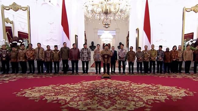 Presiden Prabowo Subianto resmi mengumumkan nama-nama menteri untuk bergabung dalam pemerintahannya, di Istana Kepresidenan Jakarta, Minggu (20/10) malam. (Sekretariat Presiden)
