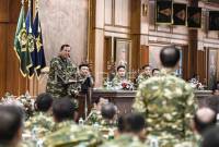 Presiden Prabowo Subianto memberikan pembekalan pada kegiatan rapat kerja dan retret Kabinet Merah Putih 2024-2029 di Ruang Makan Husein Taruna Akademi Militer, Magelang, Jawa Tengah, Jumat (25/10/2024). (ANTARA FOTO/Muhammad Adimaja)