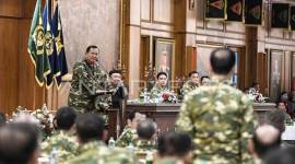 Presiden Prabowo Subianto memberikan pembekalan pada kegiatan rapat kerja dan retret Kabinet Merah Putih 2024-2029 di Ruang Makan Husein Taruna Akademi Militer, Magelang, Jawa Tengah, Jumat (25/10/2024). (ANTARA FOTO/Muhammad Adimaja)