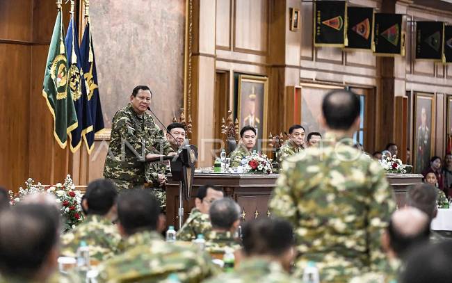 Presiden Prabowo Subianto memberikan pembekalan pada kegiatan rapat kerja dan retret Kabinet Merah Putih 2024-2029 di Ruang Makan Husein Taruna Akademi Militer, Magelang, Jawa Tengah, Jumat (25/10/2024). (ANTARA FOTO/Muhammad Adimaja)