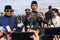 Presiden Prabowo Subianto (kiri) bersama Presiden ketujuh RI Joko Widodo (tengah) dan Istri Iriana Joko Widodo (kanan) menjawab pertanyaan wartawan saat akan memasuki pesawat Boeing 737 milik Angkatan Udara untuk bertolak ke Solo di Base Ops Lanud Halim Perdanakusuma, Jakarta, Minggu (20/10/2024). (ANTARA FOTO/Muhammad Adimaja)