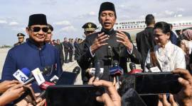 Presiden Prabowo Subianto (kiri) bersama Presiden ketujuh RI Joko Widodo (tengah) dan Istri Iriana Joko Widodo (kanan) menjawab pertanyaan wartawan saat akan memasuki pesawat Boeing 737 milik Angkatan Udara untuk bertolak ke Solo di Base Ops Lanud Halim Perdanakusuma, Jakarta, Minggu (20/10/2024). (ANTARA FOTO/Muhammad Adimaja)
