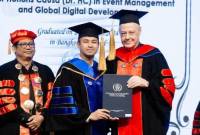 Kemendikbudristek menyatakan UIPM tidak punya izin operasional di RI. Di Thailand, UIPM memberikan gelar doktor HC kepada Raffi Ahmad. (Foto: @Instagram Raffi Nagita)