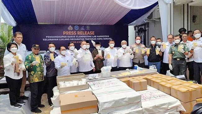 Rumah mewah di Serang, Banten, dijadikan laboratorium tersembunyi untuk memproduksi obat keras jenis Hexymer, Paracetamol Caffein Carisoprodol atau PCC, Tramadol dan Trihexphenidyl, di grebek BNN RI. (detikcom/Bahtiar)