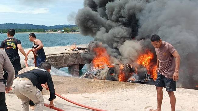 Polisi telah memeriksa 18 orang saksi untuk mengusut ledakan dan kebakaran speedboat rombongan calon Gubernur Maluku Utara Benny Laos. (ANTARA FOTO/HUMAS POLRES TALIABU)