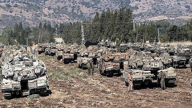 Tank-tank Israel bersiap serbu wilayah Lebanon. (REUTERS/AyalMargolin)