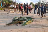 Tim SAR Gabungan bersama warga di Perairan Ujung Pandaran mengevakuasi jasad pemancing asal Jakarta yang ditemukan tewas terdampar di bibir pantai, Selasa (29/10/2024). (ANTARA/HO-SAR Palangka Raya)