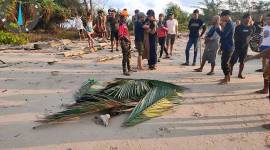 Tim SAR Gabungan bersama warga di Perairan Ujung Pandaran mengevakuasi jasad pemancing asal Jakarta yang ditemukan tewas terdampar di bibir pantai, Selasa (29/10/2024). (ANTARA/HO-SAR Palangka Raya)