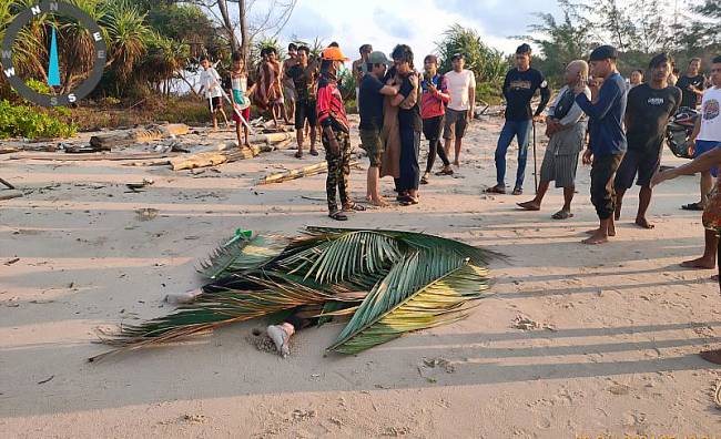 Tim SAR Gabungan bersama warga di Perairan Ujung Pandaran mengevakuasi jasad pemancing asal Jakarta yang ditemukan tewas terdampar di bibir pantai, Selasa (29/10/2024). (ANTARA/HO-SAR Palangka Raya)