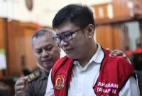 
Ronald Tannur ditangkap di Surabaya usai sempat divonis bebas. (ANTARA FOTO/Didik Suhartono)
