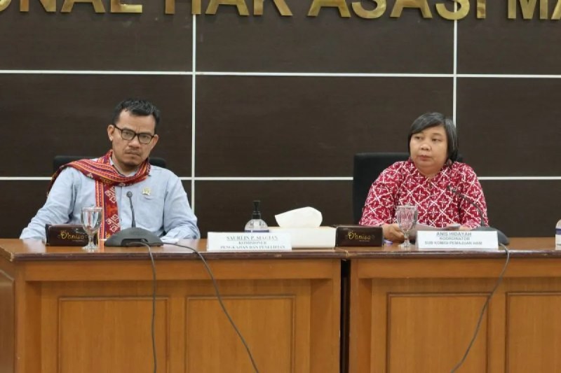 Koordinator Subkomisi Pemajuan HAM, Komnas HAM, Anis Hidayah (kanan) dan Komisioner Pengkajian dan Penelitian, Komnas HAM, Sarulin P. Siagian (kiri)