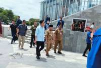 Wakil Presiden Gibran Rakabuming Raka bersama Gubernur Kalteng Sugianto Sabran meninjau kawasan Bundaran Besar Palangka Raya, Senin (4/11/2024). (ANTARA/HO-Diskominfosantik Kalteng)