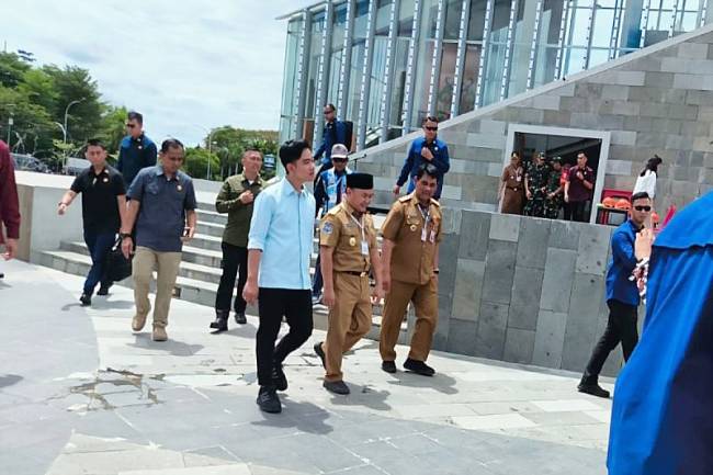 Wakil Presiden Gibran Rakabuming Raka bersama Gubernur Kalteng Sugianto Sabran meninjau kawasan Bundaran Besar Palangka Raya, Senin (4/11/2024). (ANTARA/HO-Diskominfosantik Kalteng)