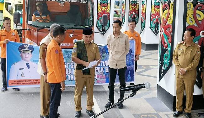 
Gubernur Kalteng Sugianto Sabran dan jajaran saat membahas pemetaan penanganan bencana banjir yang terjadi di Kabupaten Murung Raya beberapa waktu lalu. (Dok ANTARA/Muhammad Arif Hidayat)