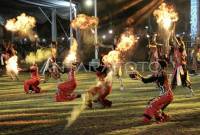 Sejumlah penari menampilkan tarian Dayak Kalimantan Tengah (Kalteng) saat pembukaan MTQ VII Korpri Nasional, di Palangka Raya, Senin (4/11/2024) lalu.(ANTARA FOTO/Auliya Rahman/YU)