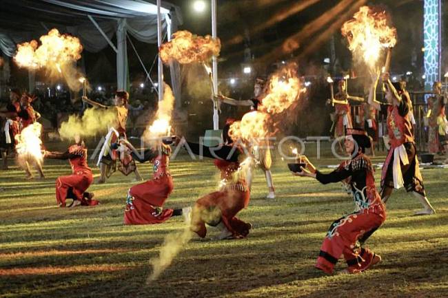 Sejumlah penari menampilkan tarian Dayak Kalimantan Tengah (Kalteng) saat pembukaan MTQ VII Korpri Nasional, di Palangka Raya, Senin (4/11/2024) lalu.(ANTARA FOTO/Auliya Rahman/YU)