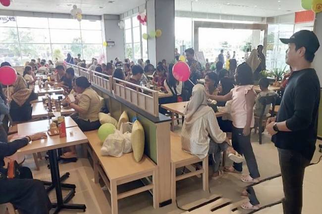 Hari pertama Ichiban Sushi buka di Citimall Sampit langsung diserbu pembeli, Rabu (27/11/2024). (ANTARA/Norjani)