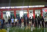 Terpidana Narkoba Shalihin alias Saleh dan terpidana Nurmadin pada saat dipindahkan ke Lapas Nusakambangan, Rabu (6/11/2024) lalu. (ANTARA/HO-Humas BNNP Kalteng)