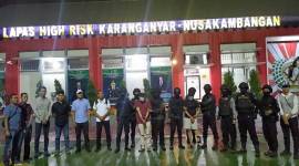 Terpidana Narkoba Shalihin alias Saleh dan terpidana Nurmadin pada saat dipindahkan ke Lapas Nusakambangan, Rabu (6/11/2024) lalu. (ANTARA/HO-Humas BNNP Kalteng)