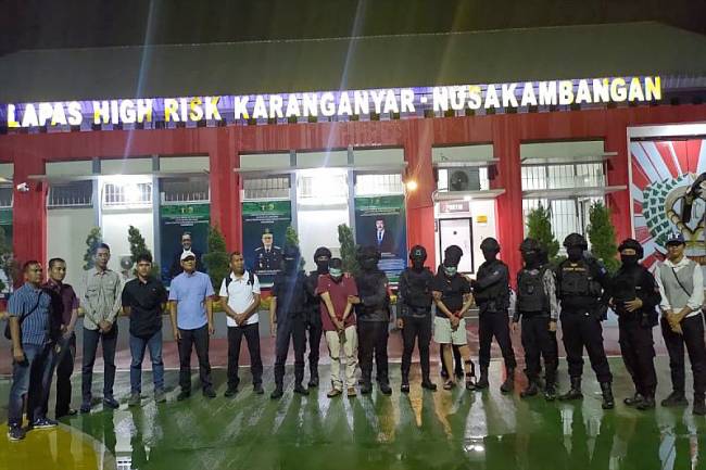 Terpidana Narkoba Shalihin alias Saleh dan terpidana Nurmadin pada saat dipindahkan ke Lapas Nusakambangan, Rabu (6/11/2024) lalu. (ANTARA/HO-Humas BNNP Kalteng)