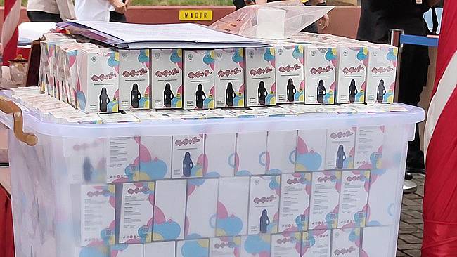 Kosmetik dan obat pelangsing berbahaya yang disita Polda Sulsel dan BPOM Makassar. (CNN Indonesia/Ilham)