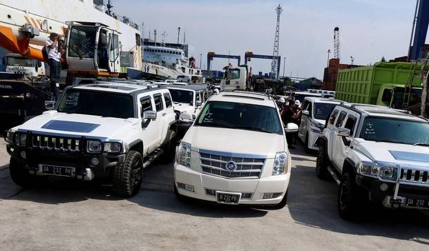 Sejumlah mobil milik mantan Bupati HST , H Abdul Latif, yang sebelumnya disita dan diangkut KPK melaui Pelabuhan Trisakti Banjarmasin. (SuarIndonesia/Repro)