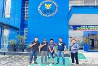 DPO sabu 2,4 kilogram, Achmadi (pakai peci), pada saat berhasil diamankan jajaran BNN Provinsi Kalimantan Tengah, beberapa waktu lalu. (ANTARA/HO-Humas BNN Provinsi Kalimantan Tengah)