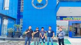 DPO sabu 2,4 kilogram, Achmadi (pakai peci), pada saat berhasil diamankan jajaran BNN Provinsi Kalimantan Tengah, beberapa waktu lalu. (ANTARA/HO-Humas BNN Provinsi Kalimantan Tengah)