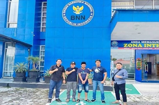 DPO sabu 2,4 kilogram, Achmadi (pakai peci), pada saat berhasil diamankan jajaran BNN Provinsi Kalimantan Tengah, beberapa waktu lalu. (ANTARA/HO-Humas BNN Provinsi Kalimantan Tengah)