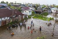 Sejumlah warga bermain air saat air pasang di Banjarmasin, Kalimantan Selatan, Minggu (19/2/2023). (Dok ANTARA/ Bayu Pratama S)