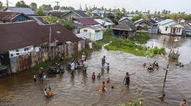 Sejumlah warga bermain air saat air pasang di Banjarmasin, Kalimantan Selatan, Minggu (19/2/2023). (Dok ANTARA/ Bayu Pratama S)