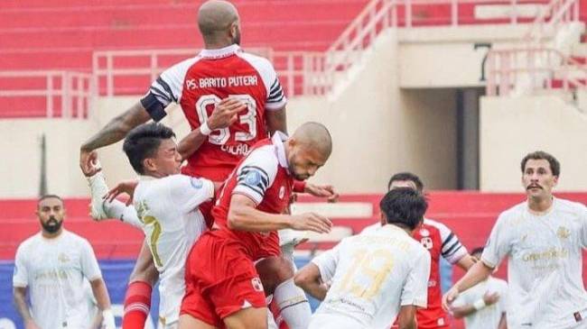 Laga Arema FC vs Barito Putera di Liga 1 Indonesia berakhir dengan skor akhir adalah 3-1 di Stadion Sultan Agung Bantul, Jumat (1/11/2024). (ig @psbaritoputeraofficial)