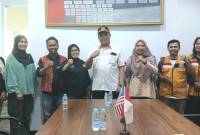Kepala KJRI Kuching bersama Kawan PMI Sambas, di Sambas, Jumat (8/11/2024). (ANTARA/HO-Abelnus)
