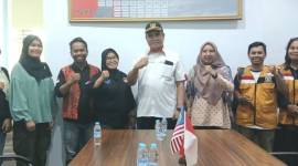 Kepala KJRI Kuching bersama Kawan PMI Sambas, di Sambas, Jumat (8/11/2024). (ANTARA/HO-Abelnus)