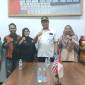 Kepala KJRI Kuching bersama Kawan PMI Sambas, di Sambas, Jumat (8/11/2024). (ANTARA/HO-Abelnus)