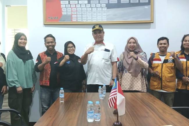 Kepala KJRI Kuching bersama Kawan PMI Sambas, di Sambas, Jumat (8/11/2024). (ANTARA/HO-Abelnus)