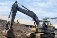 
Salah satu petugas mengoperasikan ekskavator pada proyek pembangunan pabrik di wilayah Provinsi Kalimantan Selatan (Kalsel), beberapa waktu lalu. (ANTARA/HO-Pemprov Kalsel)