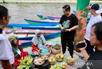 Wali Kota Banjarmasin H Ibnu Sina saat mengunjungi Pasar Terapung sekaligus meluncur transaksi digital atau QRIS di pasar yang berada di Sungai Martapura di Siring Jalan Piere Tendean Banjarmasin Tengah, Minggu (3/11/2024). (ANTARA/HO-Humas Pemkot Banjarmasin)