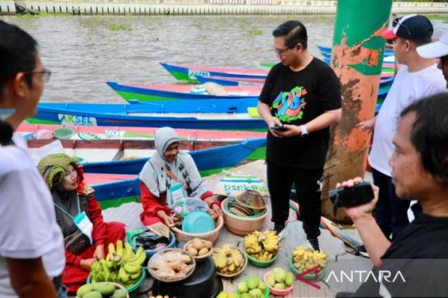 Wali Kota Banjarmasin H Ibnu Sina saat mengunjungi Pasar Terapung sekaligus meluncur transaksi digital atau QRIS di pasar yang berada di Sungai Martapura di Siring Jalan Piere Tendean Banjarmasin Tengah, Minggu (3/11/2024). (ANTARA/HO-Humas Pemkot Banjarmasin)