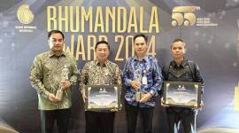 Wali Kota Banjarmasin H Ibnu Abbas dan pejabat SKPD terkait saat memperlihatkan penghargaan Bhumandala Award 2024 untuk dua kategori yang diselenggarakan Badan Informasi Geospasial RI di Jakarta, Selasa (5/11/2024). (ANTARA/HO-Humas Pemkot Banjarmasin)
