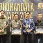 Wali Kota Banjarmasin H Ibnu Abbas dan pejabat SKPD terkait saat memperlihatkan penghargaan Bhumandala Award 2024 untuk dua kategori yang diselenggarakan Badan Informasi Geospasial RI di Jakarta, Selasa (5/11/2024). (ANTARA/HO-Humas Pemkot Banjarmasin)